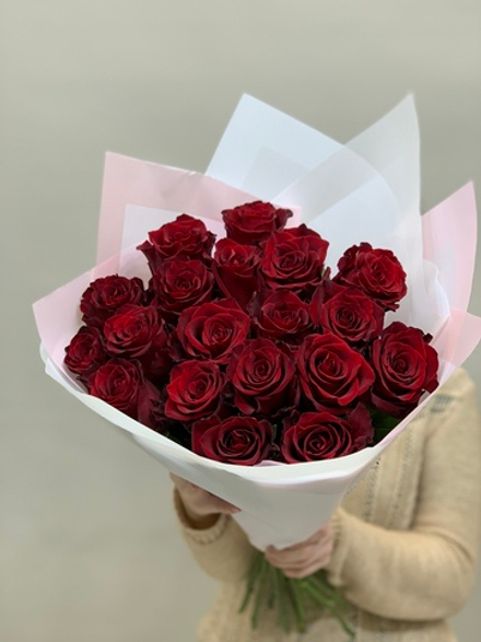 Букет 19 красных роз Эквадор 60см в пленке