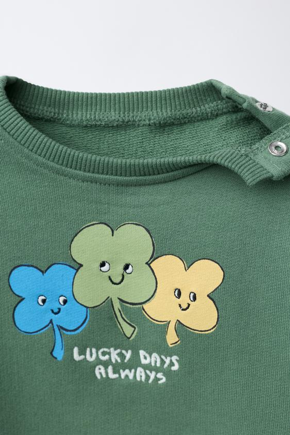 ZARA ТОЛСТОВКА С ПРИНТОМ В ВИДЕ ТРЕХЛИСТНИКА И ВЫШИТОЙ НАДПИСЬЮ, ЗЕЛЕНЫЙ