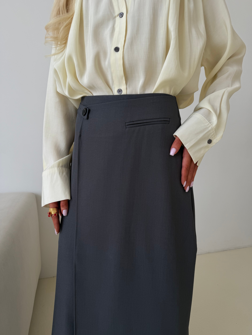 Юбка карандаш с запахом серый