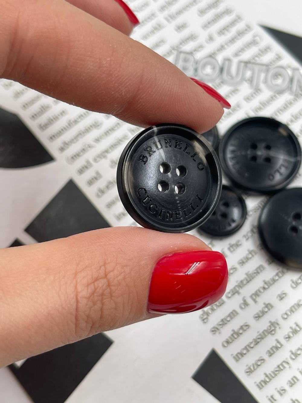 Пуговицы Брунел. черные с прозрачными и серыми прожилками