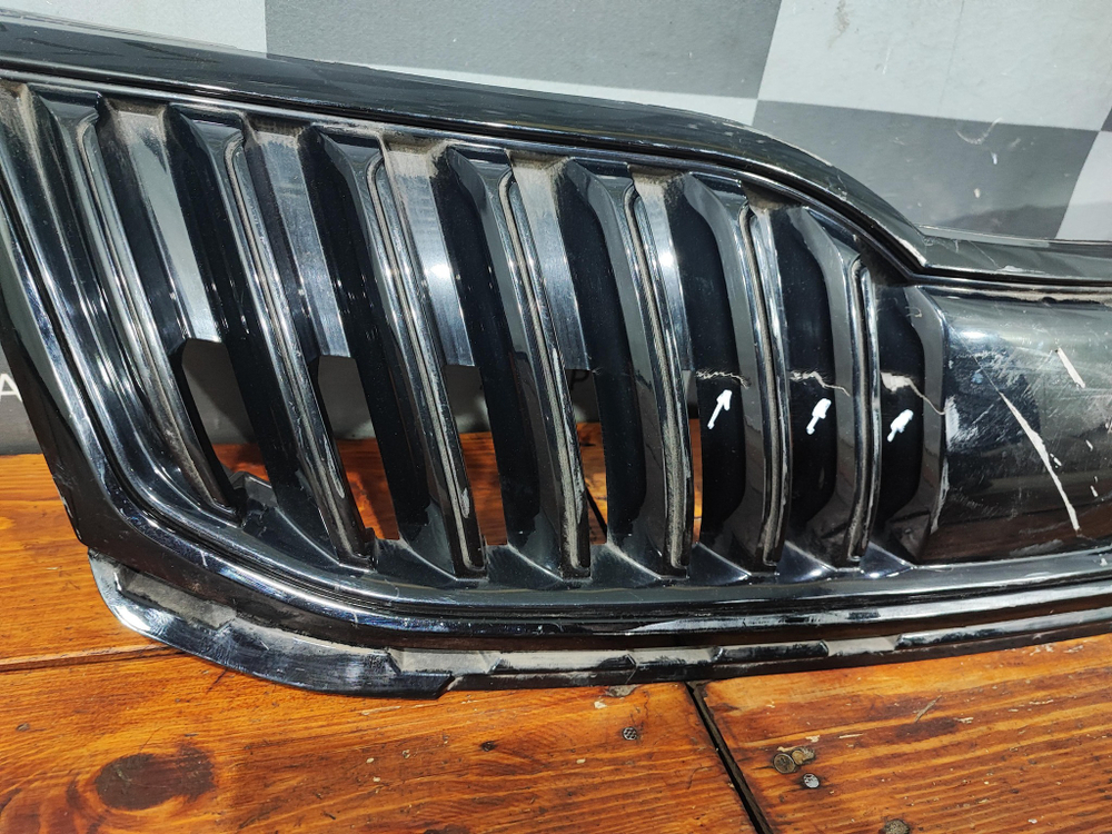 Решетка радиатора Skoda Octavia 3 (A7) 17-20 Б/У Оригинал 5E0853653