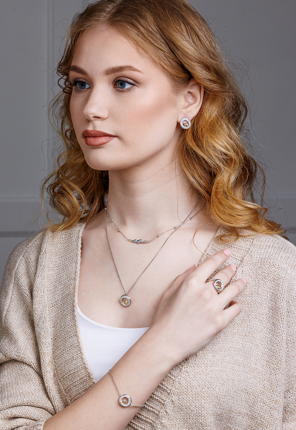 Серьги-пусеты из серебра со вставками из хризолита и бесцветных фианитов