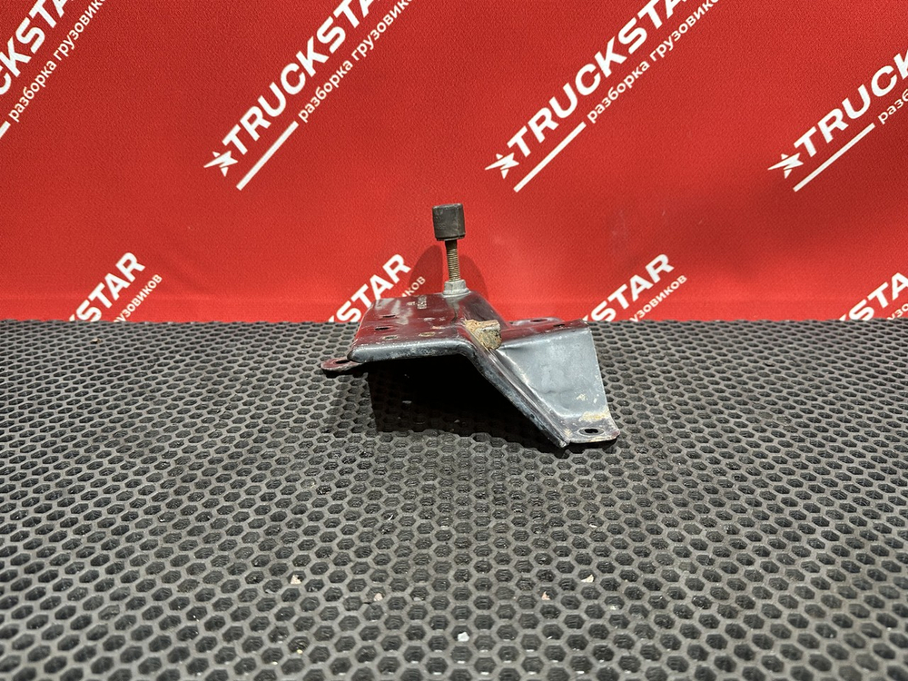 Кронштейн замка капота левый