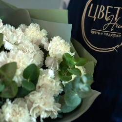 Букет белых диантусов с эвкалиптом