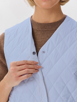 Легкий стеганый жилет с накладными карманами