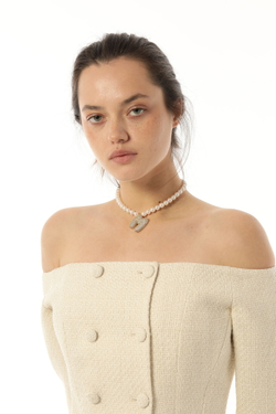 Колье жемчуг, массивная буква с камнями