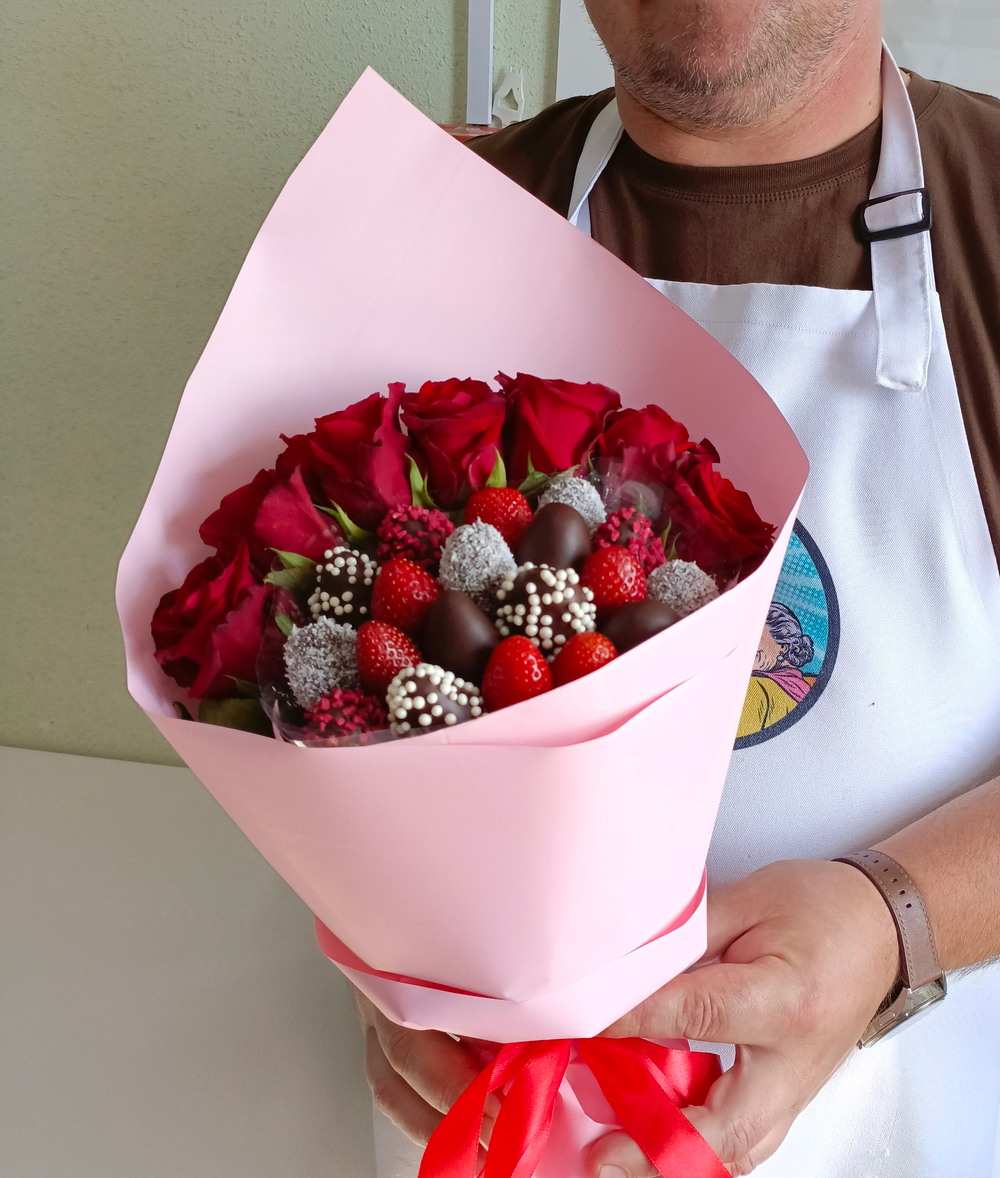 Букет из клубники в шоколаде и красных роз