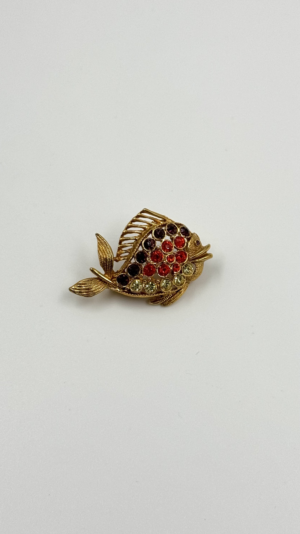 Брошь Рыбка с кристаллами