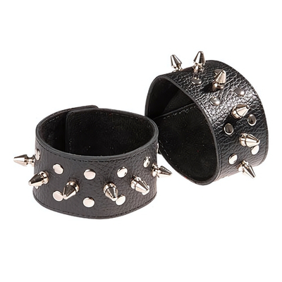 Чёрные напульсники с шипами и заклепками
