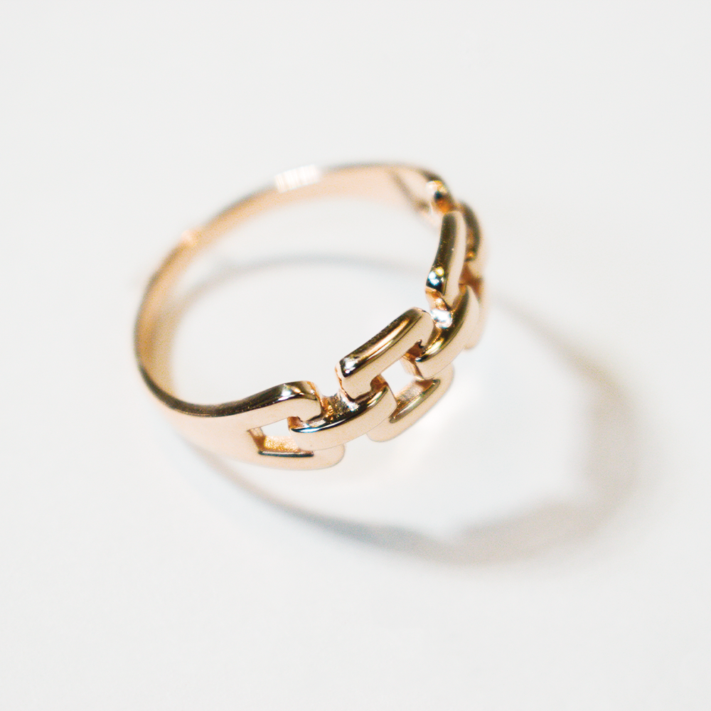 Кольцо с мотивом звеньев