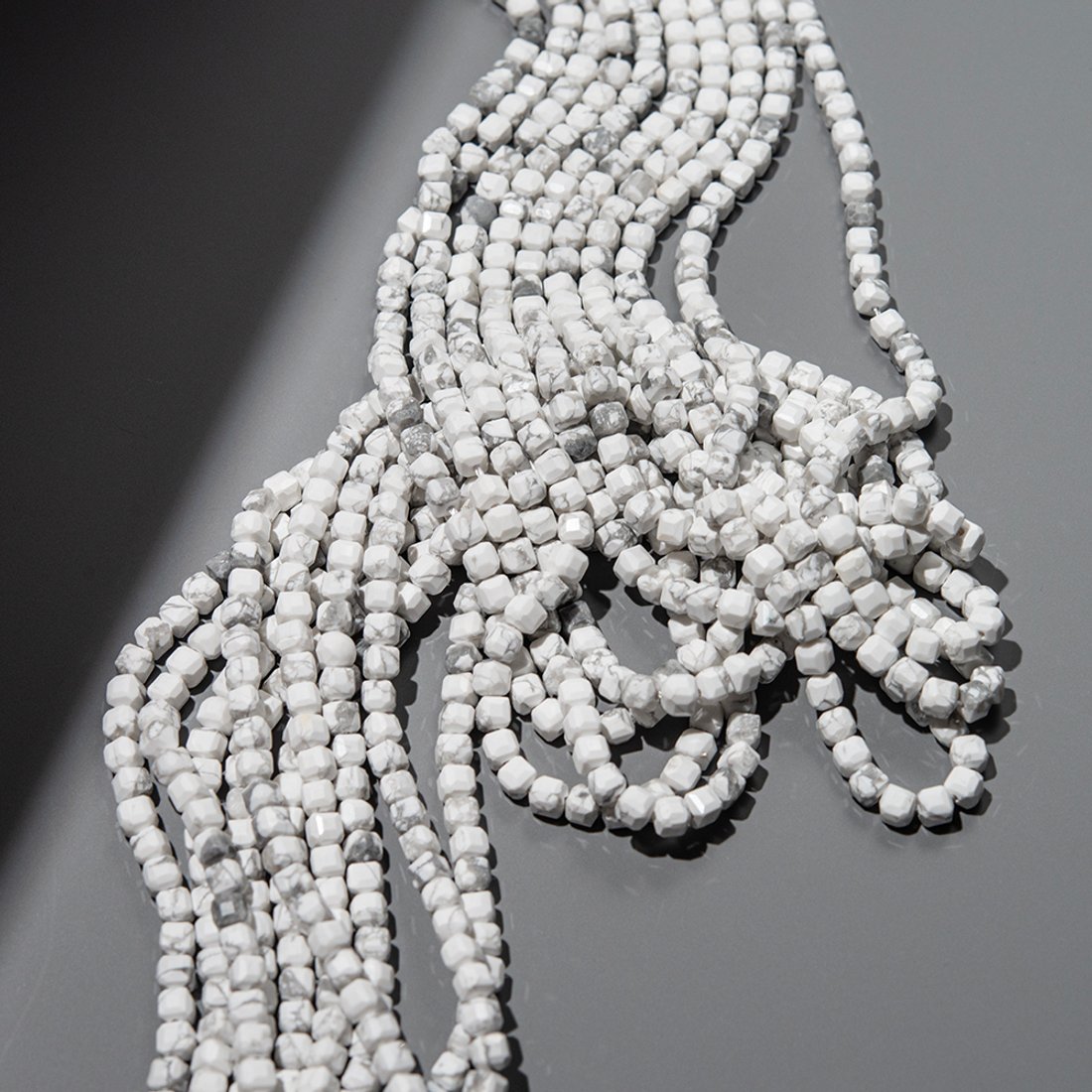 Магнезит натуральный, бусины в форме куба, 4,5мм, микроогранка