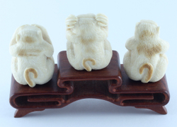 Сет нэцкэ Три обезьяны из бивня мамонта - Самбики но сару