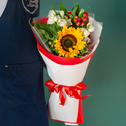 Сборный букет с подсолнухом в красно-белом оформлении
