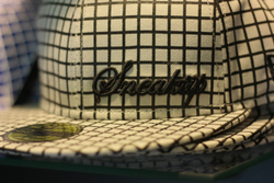 Бейсболка New Era Sneaktip Mesh серая крупным планом