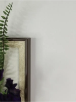 Искусственные цветы в багетной раме для декора