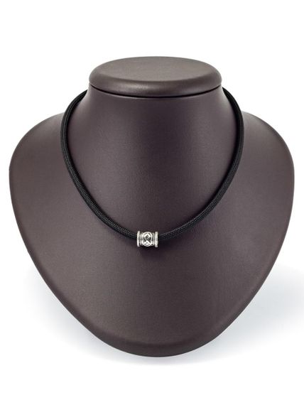 Шарм «Руна Одал» из серебра на постаменте