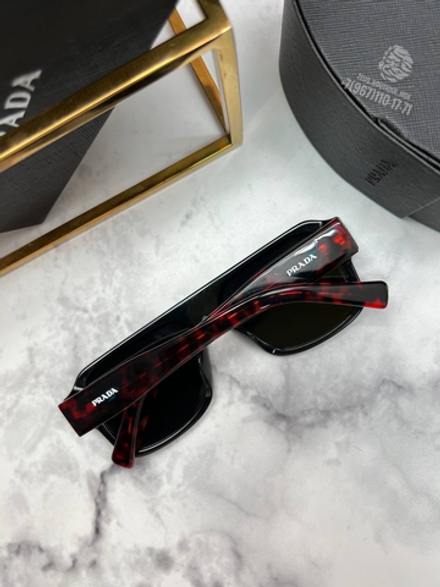 Солнечные очки Prada