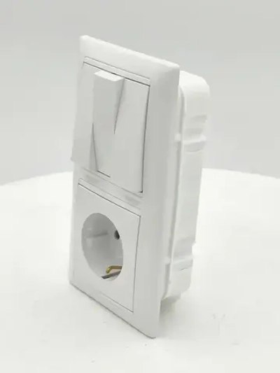 Блок Выключатель трехклавишный + розетка с заземляющим контактом скрытой установки белый 3В-РЦ-695