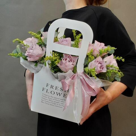 Композиция из сиреневых роз в сумочке