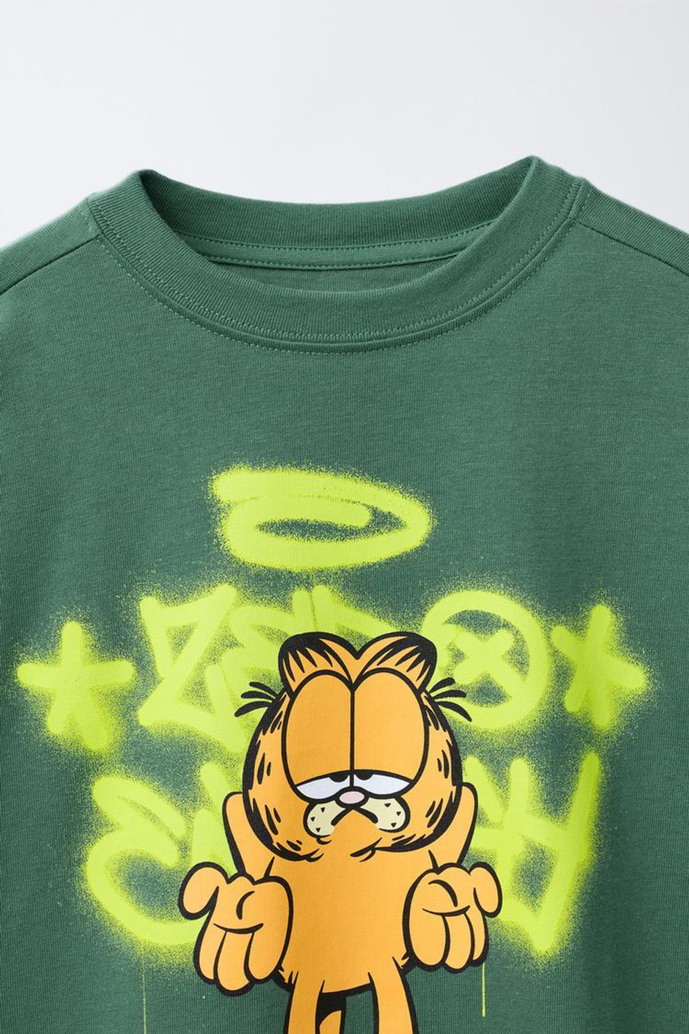 ZARA ФУТБОЛКА С ГРАФФИТИ-ПРИНТОМ GARFIELD © PAWS INC, БУТЫЛОЧНО-ЗЕЛЕНЫЙ