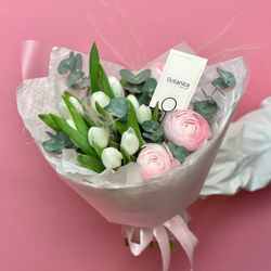 Авторский букет с тремя ранункулусами, девятью тюльпанами и эвкалиптом 80220261