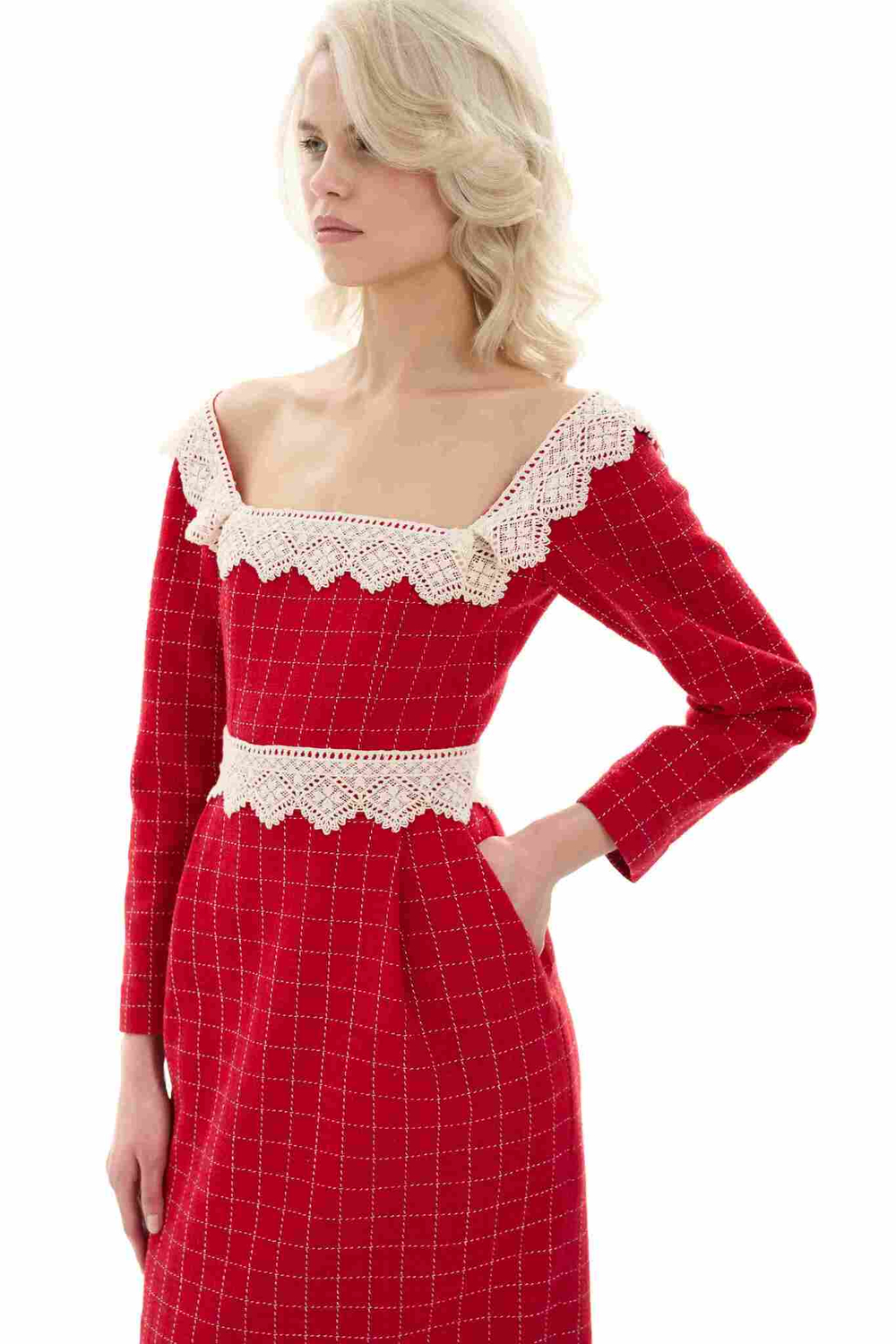 Платье с вырезом "каре" твидовое красное