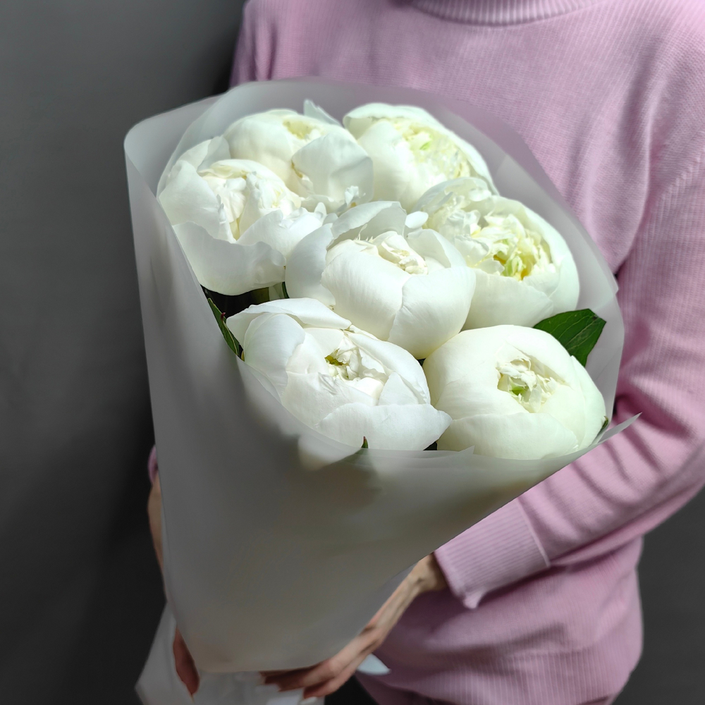 Букет из 7 белых пионов