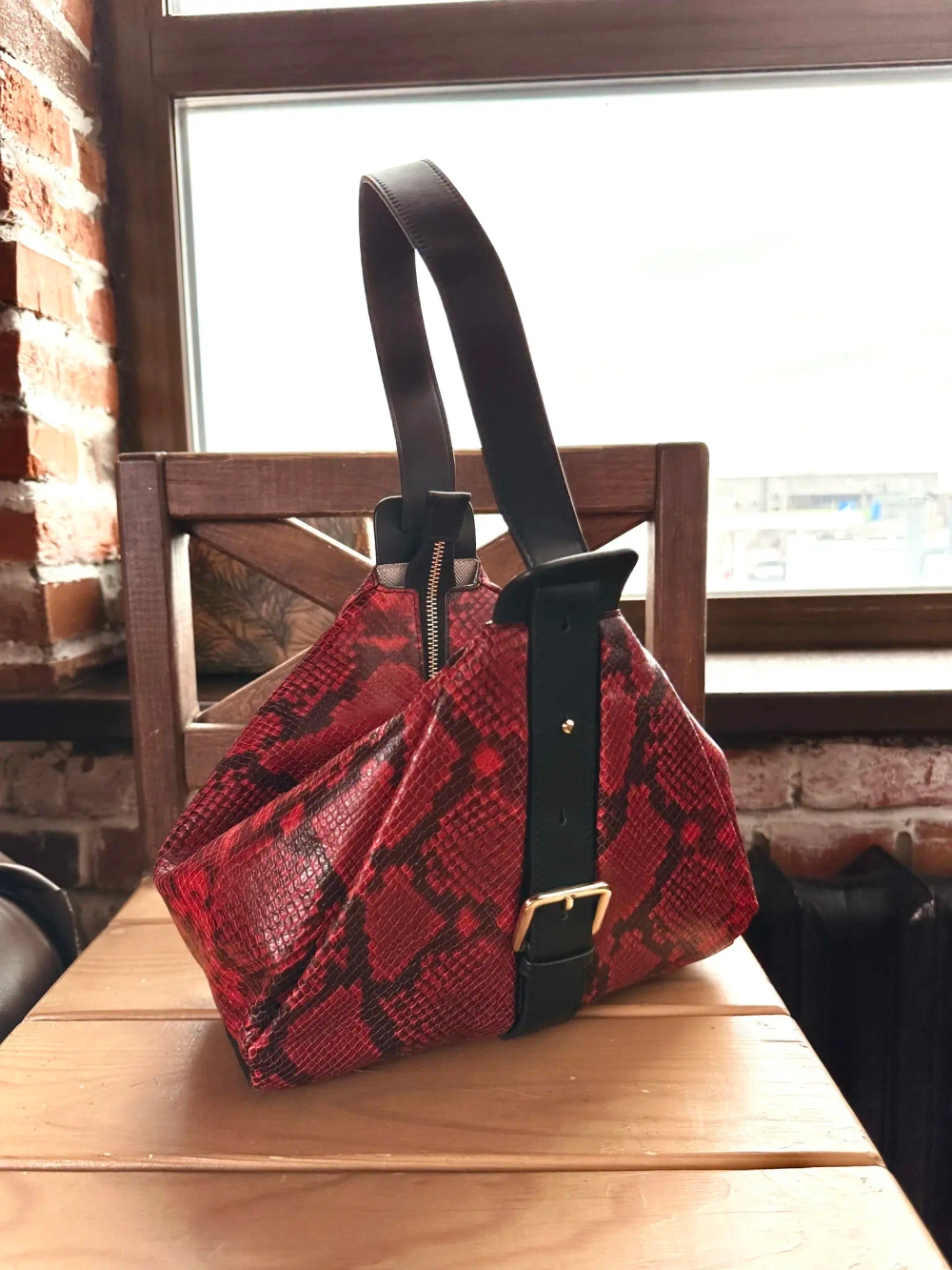 Женская красная сумка на плечо из натуральной кожи с тиснением питон