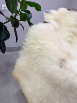 Шкура коврик меховой прикроватный овчина, 120х65 см.