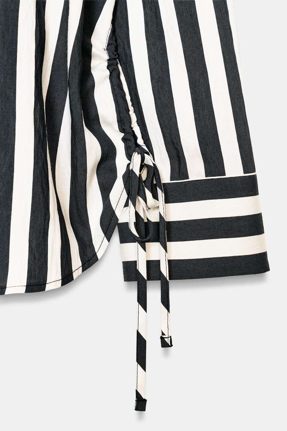 ZARA РУБАШКА В ПОЛОСКУ СО ШНУРКАМИ ПО БОКАМ, ЭКРЮ/ЧЕРНЫЙ