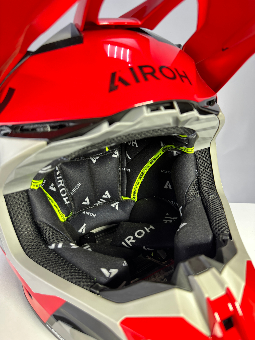 Шлем Airoh TWIST 3 KING Red Glossy