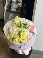 Букет из кустовых роз, хелеборуса, хризантемы и диантусов