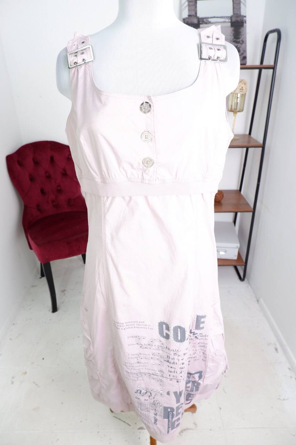 Платье нежного оттенка, визуально на 48 размер