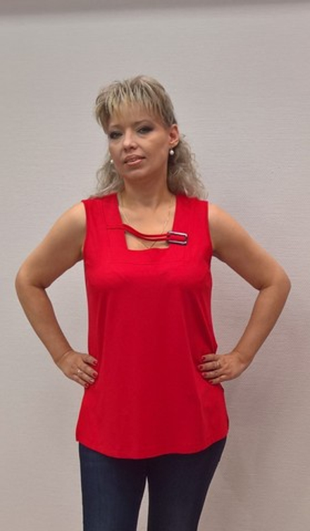 Красный удлиненный топ-майка из вискозы с пряжкой