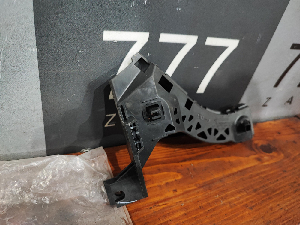 Кронштейн бампера задний правый Mazda 3 (BK) 02-09 Новое Оригинал BAN6500TI