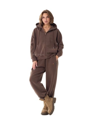 Коричневый костюм с цветной вышивкой на спине