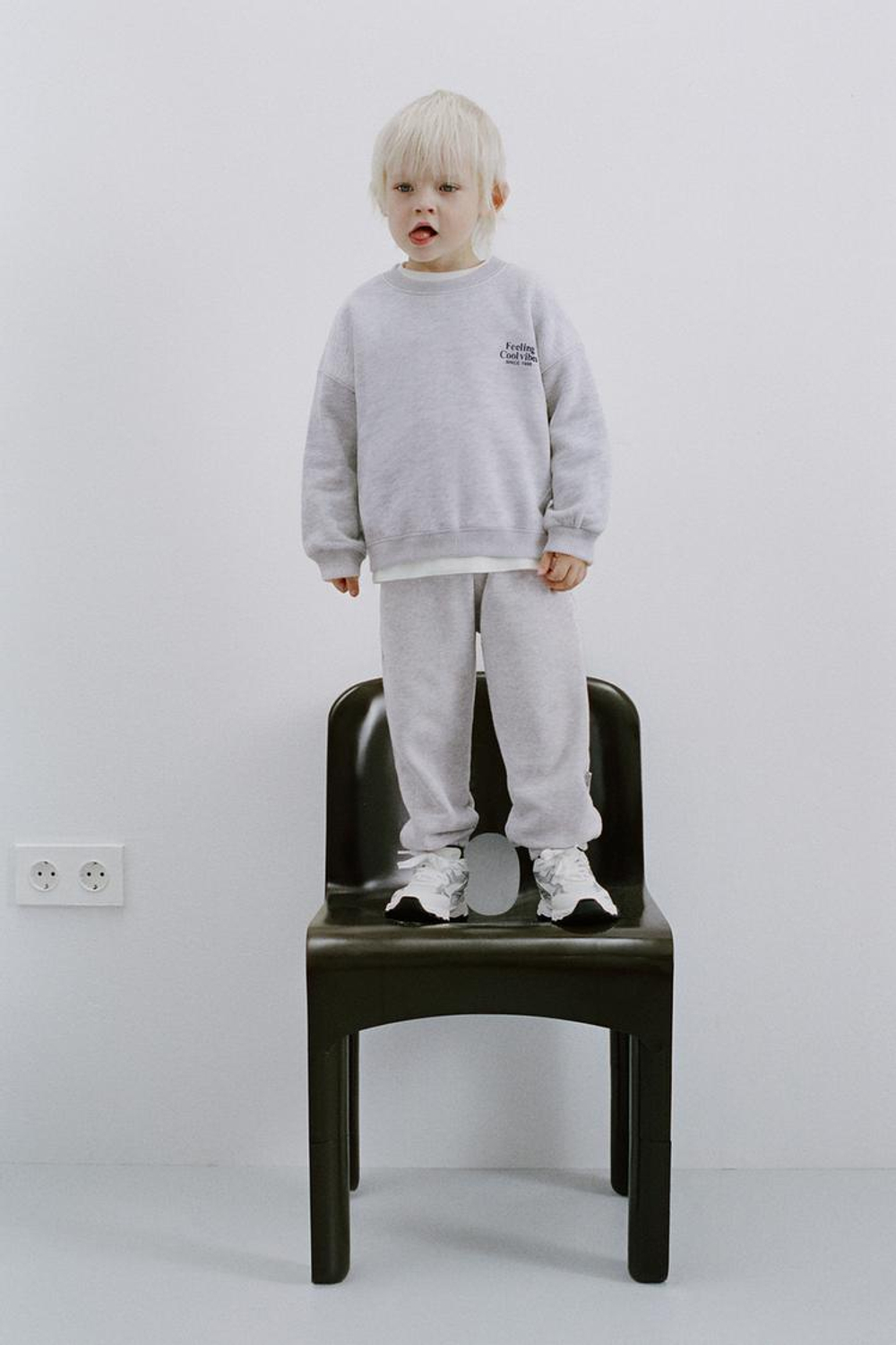 ZARA БАЗОВАЯ ТОЛСТОВКА С НАДПИСЬЮ, СЕРЫЙ МЕЛАНЖ