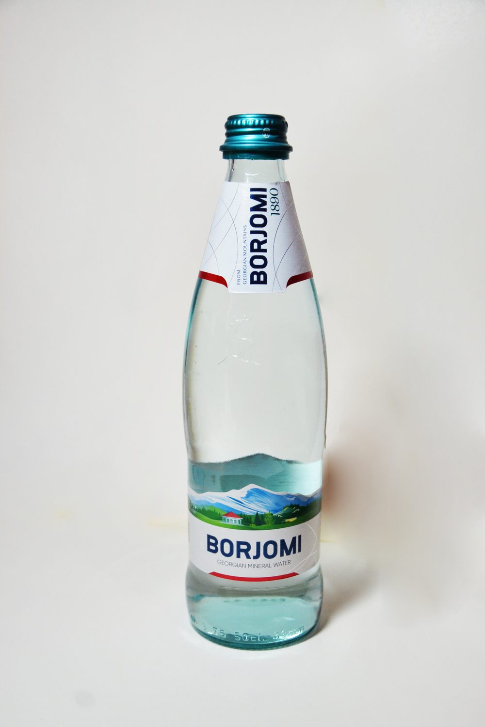 Вода минеральная Borjomi газированная, стеклянная бутылка 0,5 л.