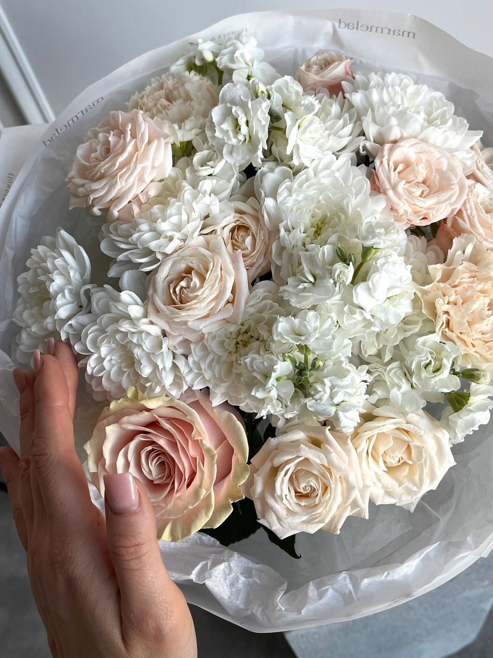 Сборный букет из хризантемы, маттиолы, кустовых пионовидных роз и диантусов крем мал