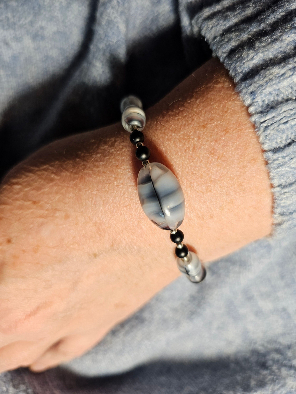 Браслет из натурального камня, авторская работа из полосатого и матового Агата "Много агата"