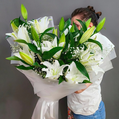 Букет из белых лилий