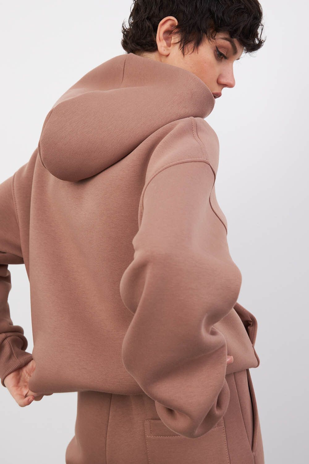 Утепленное худи свободного кроя цвета молочный шоколад