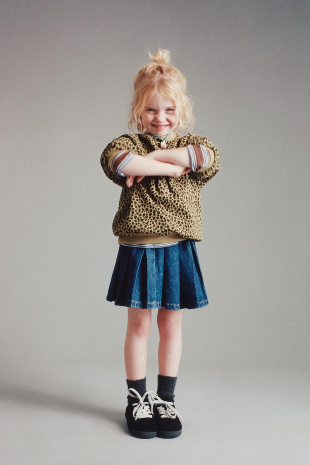 ZARA ДЖИНСОВАЯ ЮБКА В СКЛАДКУ, ВЫЦВЕТШИЙ СИНИЙ