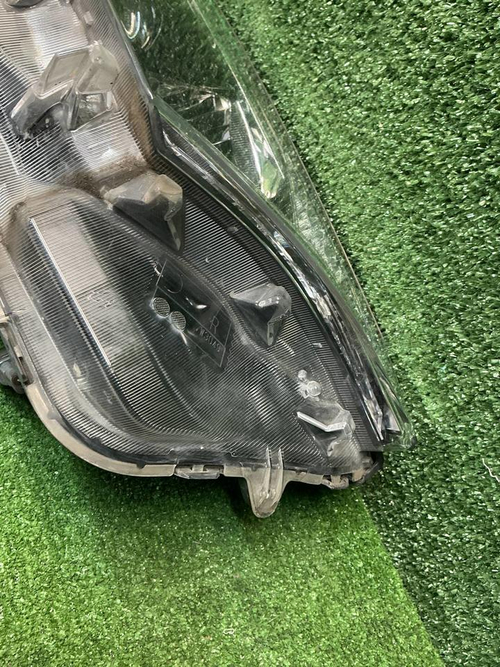 Фара правая Toyota RAV 4 CA40 (2015-2019) галоген