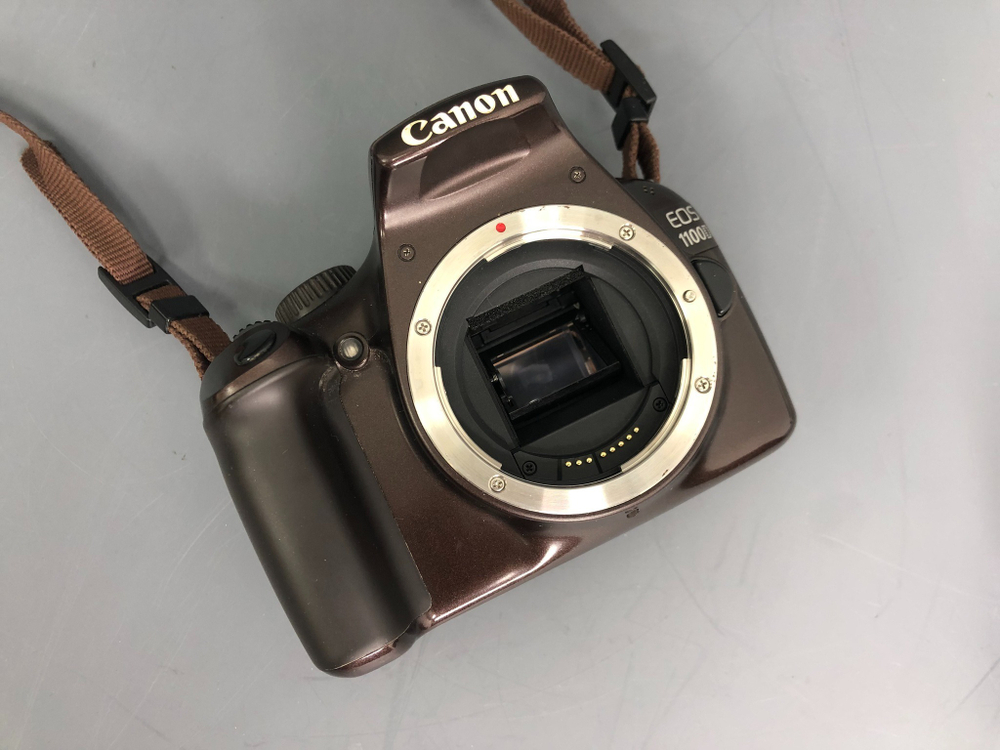 Canon EOS 1100D kit EF-S 18-55mm 3.5-5.6 IS II 14.500 кадров