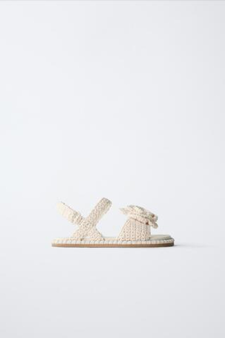 ZARA САНДАЛИИ ИЗ КРУЖЕВА КРОШЕ С ЦВЕТОЧНОЙ ДЕТАЛЬЮ, ЭКРЮ