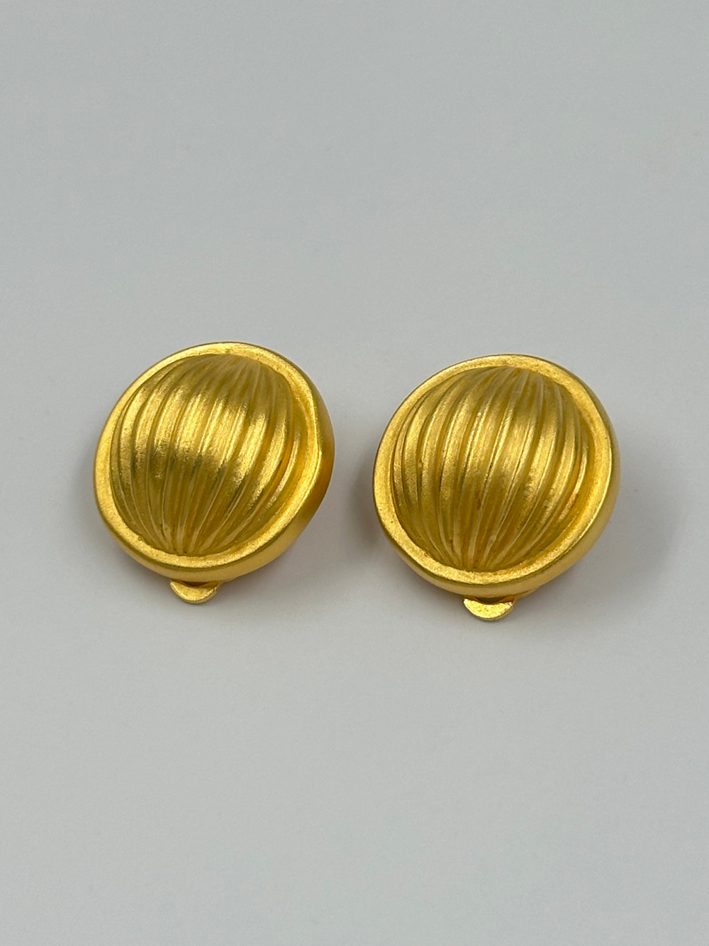 Клипсы матовые Givenchy