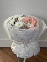 Букет из хризантем, кустовых пионовидных роз и блестящей скиммии