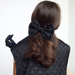 Бант классический с россыпью черных цветов