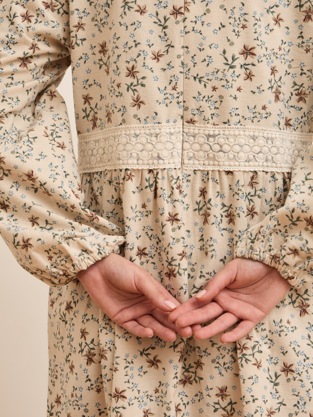 Платье с кружевными вставками